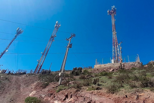 Gestión de Permisos para Sitios Móviles y Estructuras de Telecomunicaciones (DOM, CBR, DGAC, etc) Gestión de Permisos para Sitios Móviles y Estructuras de Telecomunicaciones (DOM, CBR, DGAC, etc)